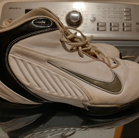 Nike Basketball Shoes - Picture 4 of 10